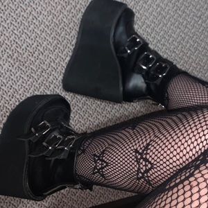 low trinity boot demonias, size US 7